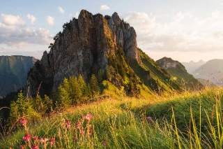 Ein bezaubernder Ausblick auf den idyllischen Sassigrat im Frühherbst. Der Sassigrat bietet Zugang für zahlreiche Wanderungen im Isenthaler Kleintal, wo der Uri-Rotstock, der Gitschen und der Schlieren zur Auswahl stehen.